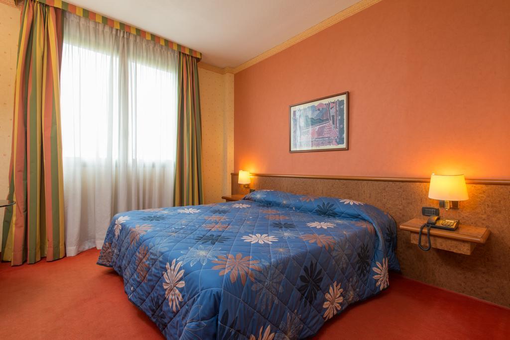 Meditur Hotel Pomezia Exteriör bild